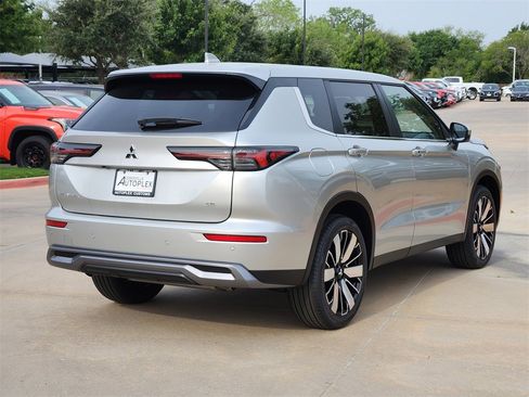 New 2025 Mitsubishi Outlander SE image 4