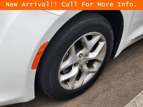 Used 2020 Chrysler Pacifica Limited FWD image 7
