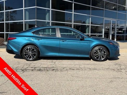 Used 2025 Toyota Camry XLE AWD/4WD image 2