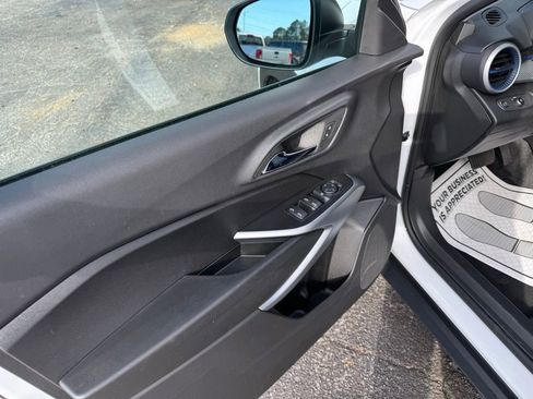 Certified 2025 Chevrolet Trax LS image 4