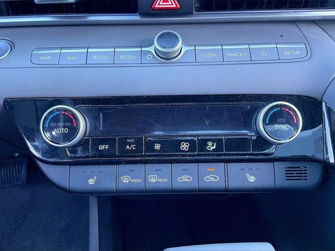 Used 2025 Hyundai Elantra SEL image 29