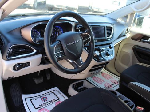 Used 2019 Chrysler Pacifica LX image 8