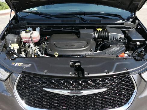Used 2023 Chrysler Pacifica Touring-L FWD image 28