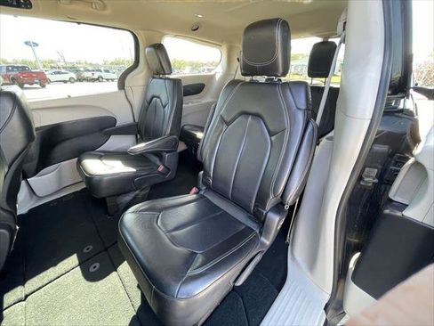 Certified 2023 Chrysler Pacifica Touring-L FWD image 38