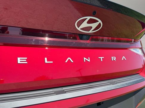 Used 2025 Hyundai Elantra Sport FWD image 9