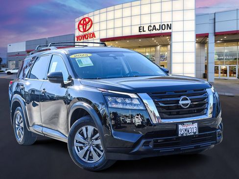 Used 2025 Nissan Pathfinder SV image 1