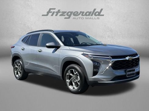 Used 2025 Chevrolet Trax LT FWD image 1