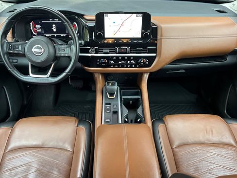 Used 2023 Nissan Pathfinder Platinum image 3