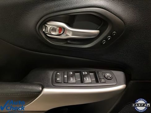 Used 2017 Jeep Cherokee Overland w/ Technology Group image 26