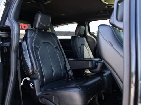 Used 2019 Chrysler Pacifica Touring-L w/ Advanced Safetytec Group FWD image 25