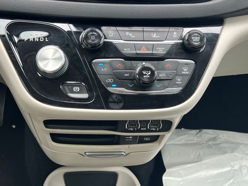 Used 2022 Chrysler Pacifica Touring-L FWD image 34