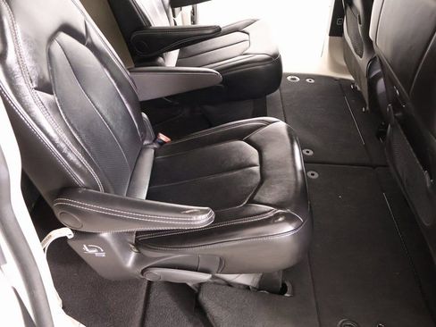 Used 2024 Chrysler Pacifica Touring-L image 14