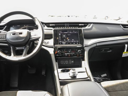 New 2025 Jeep Grand Cherokee Altitude image 16