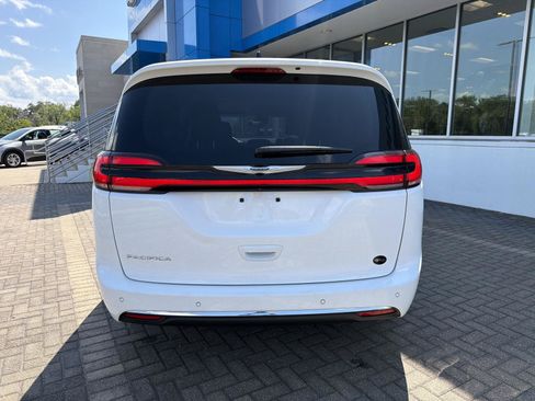 Used 2024 Chrysler Pacifica Touring-L FWD image 4