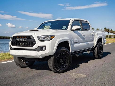 Used 2021 Toyota Tacoma TRD Sport w/ Technology Package RWD image 2