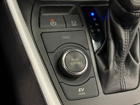 Used 2021 Toyota RAV4 LE AWD/4WD image 17