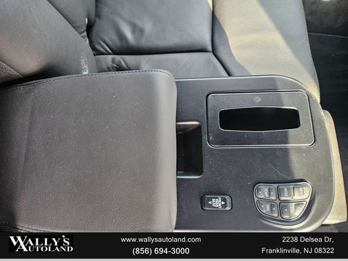 Used 2011 Lincoln Town Car Signature L image 29