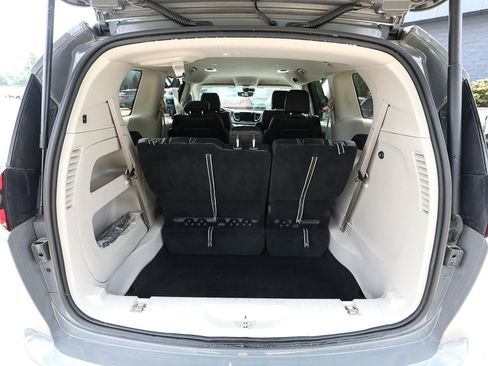 Used 2023 Chrysler Pacifica Touring-L AWD/4WD image 6