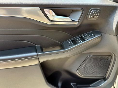 Used 2022 Ford Escape Titanium image 12