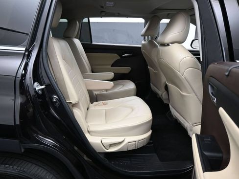Used 2022 Toyota Highlander XLE FWD image 38