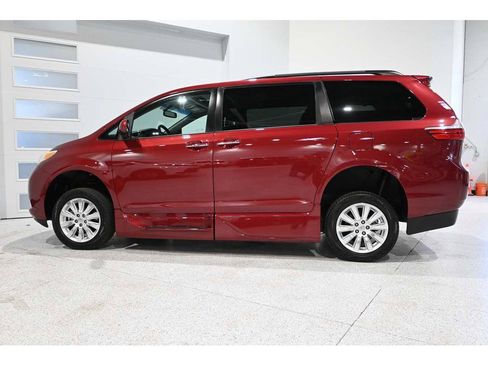 Used 2015 Toyota Sienna XLE Premium FWD image 9