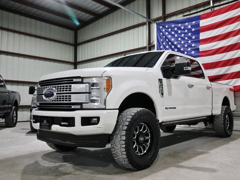 Used 2019 Ford F250 Platinum w/ Platinum Ultimate Package image 3