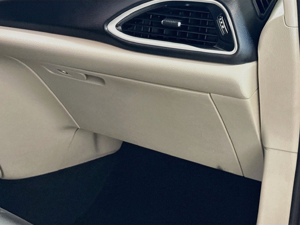 Used 2024 Chrysler Pacifica Touring-L FWD image 31