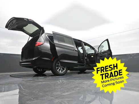 Used 2025 Chrysler Pacifica Select w/ Uconnect Theater Family Group image 52