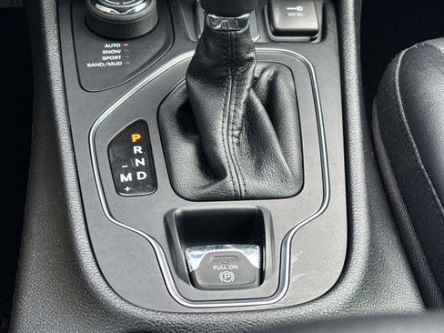 Certified 2022 Jeep Cherokee Latitude Lux w/ Sun & Sound Group AWD/4WD image 29