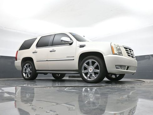 Used 2013 Cadillac Escalade Luxury image 41