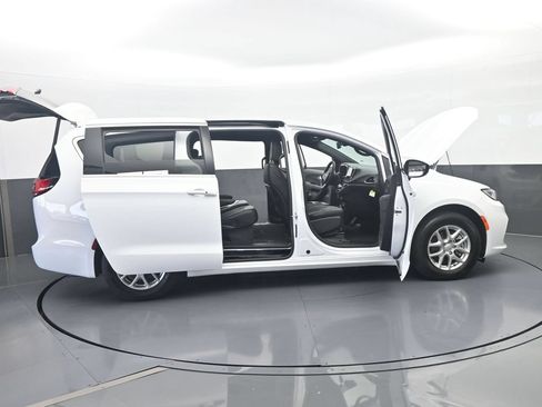Used 2025 Chrysler Pacifica Select FWD image 67