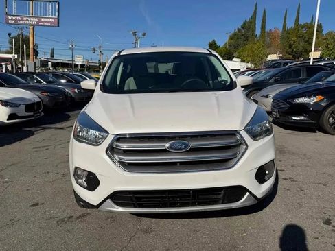 Used 2017 Ford Escape SE FWD image 2