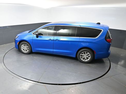 New 2027 Chrysler Pacifica Select FWD image 36