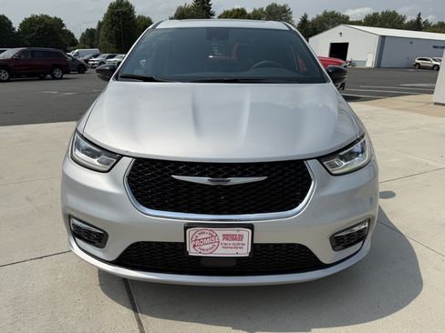 Used 2026 Chrysler Pacifica Limited FWD image 3