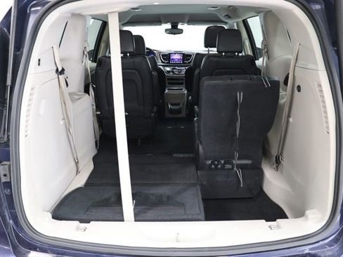 Used 2017 Chrysler Pacifica Touring-L FWD image 35