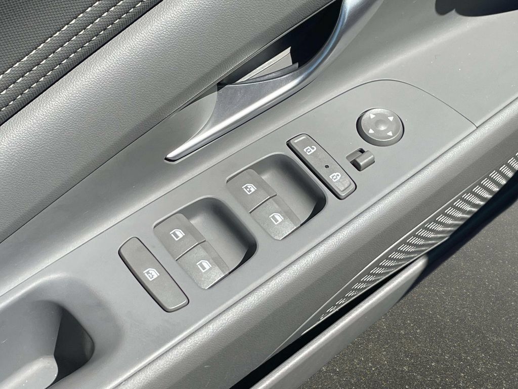 Used 2023 Hyundai Elantra SEL w/ Convenience Package FWD image 17