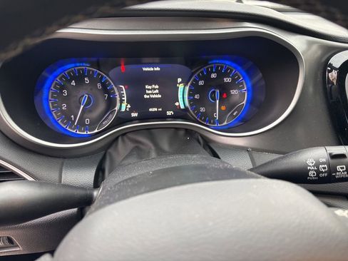 Used 2025 Chrysler Pacifica Select image 12