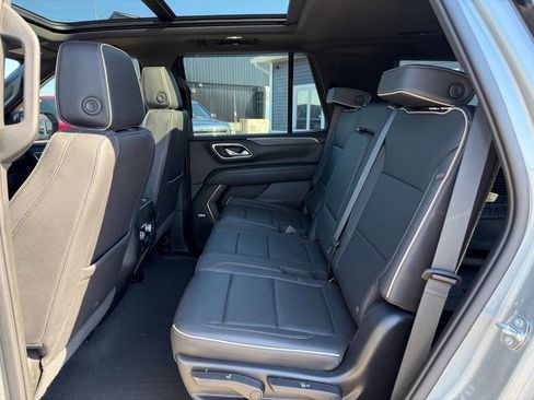 Used 2023 GMC Yukon SLT w/ SLT Luxury Package AWD/4WD image 32