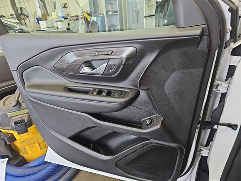 Used 2024 GMC Terrain SLT image 25