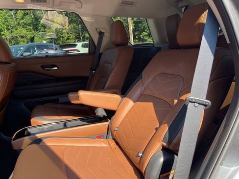 Used 2022 Nissan Pathfinder Platinum w/ Cargo Package image 14