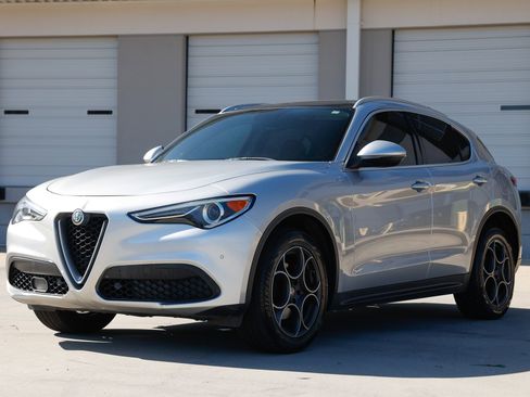 Used 2018 Alfa Romeo Stelvio AWD image 4