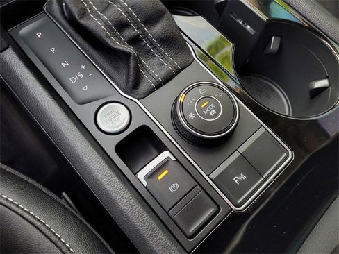 Used 2022 Volkswagen Atlas SEL R-Line image 17