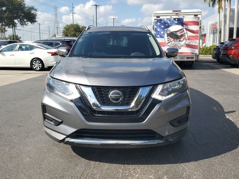 Used 2019 Nissan Rogue SV image 2