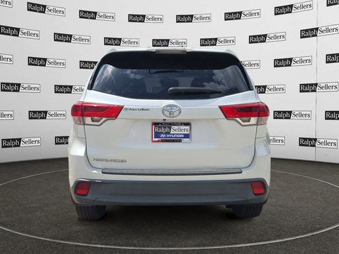 Used 2017 Toyota Highlander LE FWD image 5