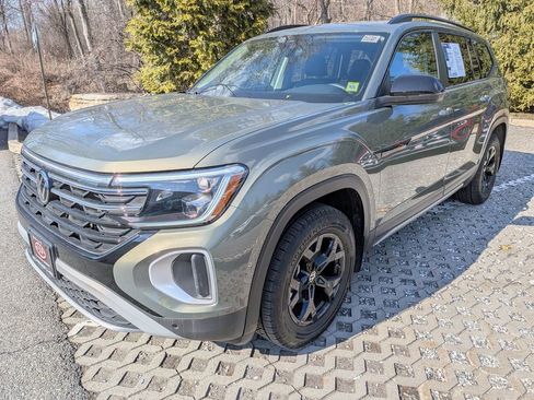 Used 2025 Volkswagen Atlas Peak Edition SE image 1