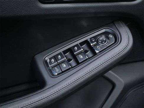 Used 2025 Porsche Macan image 13