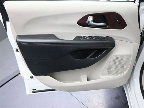 Used 2020 Chrysler Pacifica Limited image 38