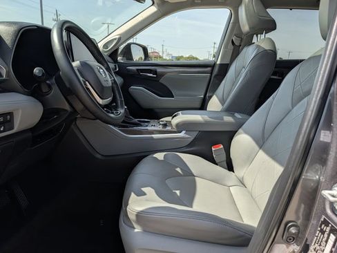 Used 2024 Toyota Highlander Platinum AWD/4WD image 28