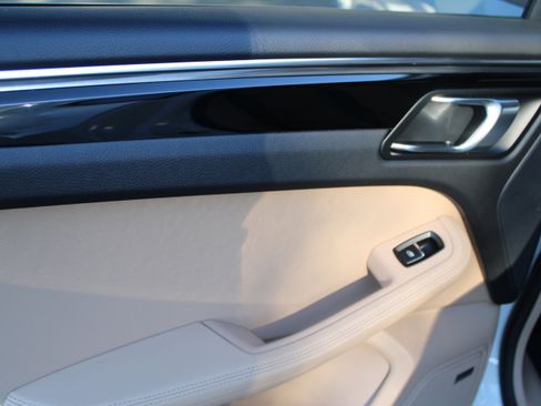 Certified 2025 Porsche Macan image 30