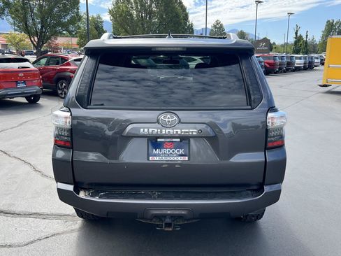 Used 2017 Toyota 4Runner SR5 AWD/4WD image 9